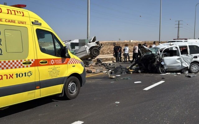 وفاة شابين في تصادم مركبتين على شارع 310 بالنقب