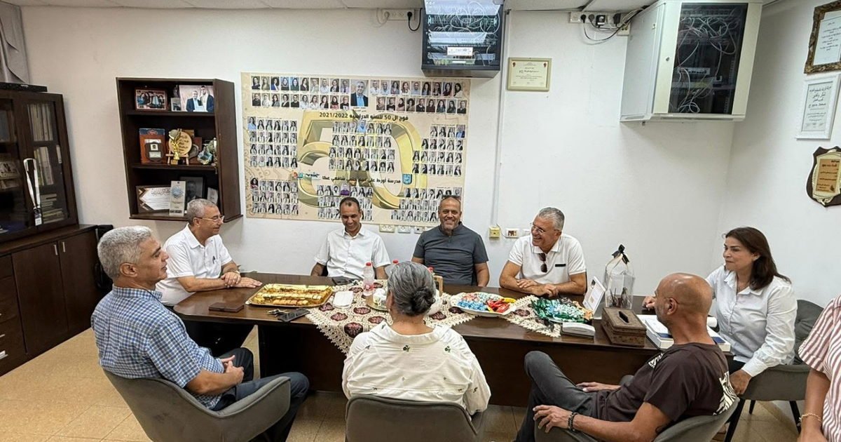 إدارة المدرسة تقول إنّ مدير المدرسة محمد حجوج ومديرة الإعدادية ميري اسعيد والطواقم التربوية وقفوا عند المدخل م