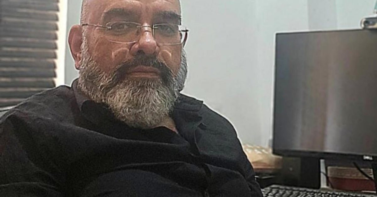 يفهم الطالب المادّة، ويملك المعرفة، وتخطر له أسئلةٌ وجيهة — ثمّ يصمت. هذا هو جوهر ما يرصده بحثٌ نُشر في آب/أغس