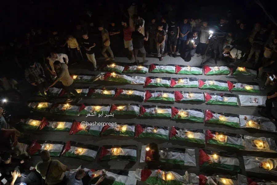 انتشلت طواقم الدفاع المدني في قطاع غزّة جثامين ورفات مئة فلسطيني من تحت الأنقاض في حيّ الزيتون جنوب شرقيّ مدين
