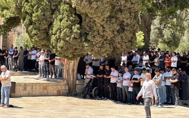 دائرة الأوقاف: نحو ستّين ألف مصلٍّ في الأقصى وسط سواتر حديدية وتدقيقٍ في الهويّات