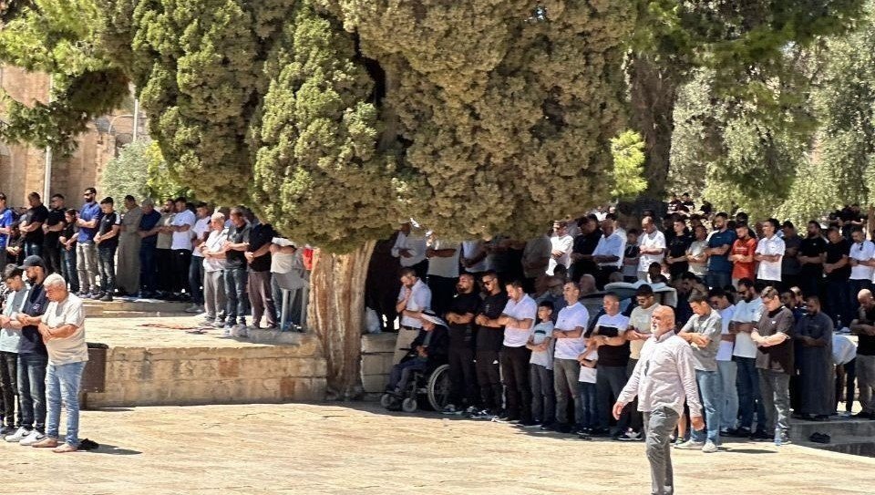 مصادر فلسطينية تتحدّث عن قيودٍ مشدّدة على دخول المصلّين ومنع عشرات الشبّان من الوصول، وعن اعتقال شابٍّ عند باب