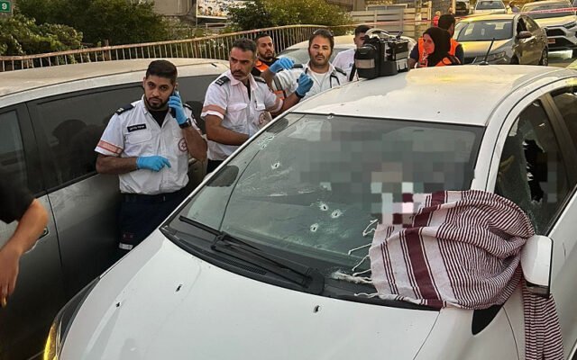 الناصرة: مقتل شابّين بإطلاق نارٍ على مركبتهما ومركبةٌ مشتعلة في شارع الحربجي