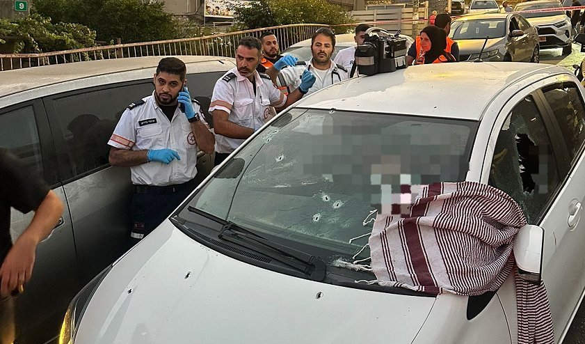 الشرطة تقول إنّ هويّة القتيلَين لم تُعرف بعد وإنّ الخلفية جنائية، ونجمة داوود الحمراء تلقّت البلاغ عند السابعة