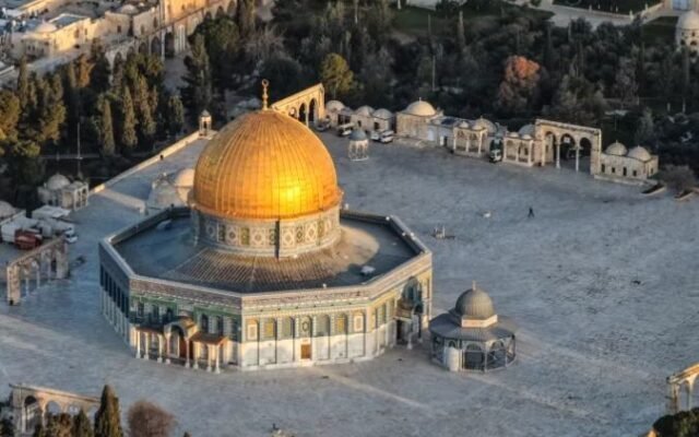 القدس: هدمُ بنايةٍ من ثلاثة طوابق لعائلة بدران في حيّ البستان، واثنان وعشرون إخطاراً جديداً في عناتا، ومدرسةٌ تُفتتح داخل مبنى كان تابعاً لـ«الأونروا» في مخيّم شعفاط