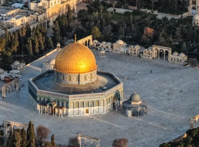 تتقاطع في حصادٍ أسبوعي للأوضاع في القدس ثلاثة ملفّات متمايزة. أوّلها الهدم: ففي حيّ البستان بسلوان أزالت الآلي