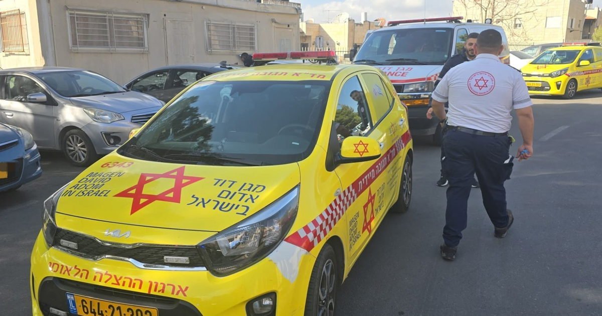 الطواقم الطبّية تقول إنّه نُقل أوّلاً إلى عيادةٍ محلّية ثمّ حُوّل إلى المستشفى فاقداً وعيه بإصابةٍ خطيرة في ال