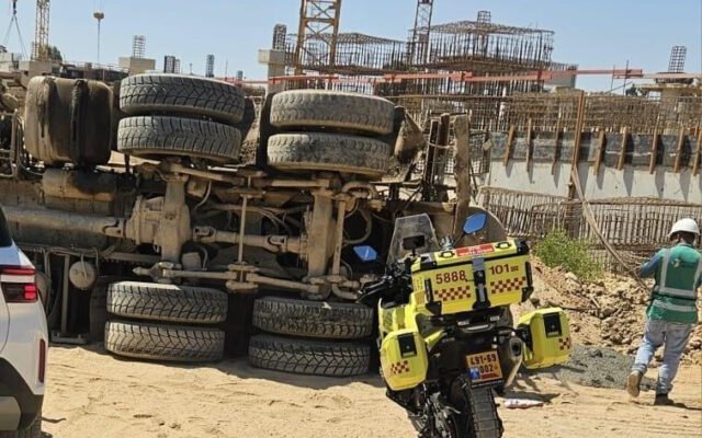 الرملة: إصابة شابٍّ في العشرين بحالةٍ متوسّطة إثر انقلاب شاحنة داخل موقع بناءٍ في شارع هرتسل