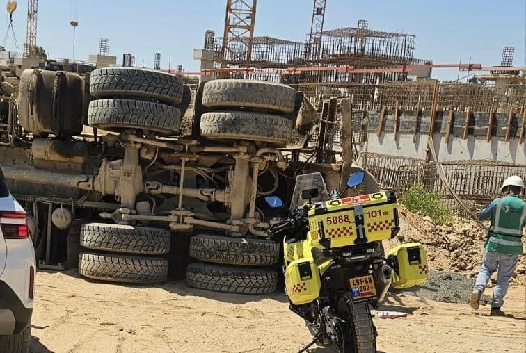 أفاد الرصد بأنّ شابّاً في العشرين من عمره أُصيب بجروحٍ وُصفت حالتها بالمتوسّطة حين انقلبت شاحنةٌ في ورشة بناءٍ