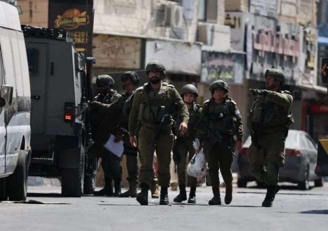 أعلنت محافظة القدس دخول آلياتٍ عسكرية وجرّافات إسرائيلية إلى بلدة عناتا ومخيّم شعفاط، يرافقها انتشارٌ واسع في