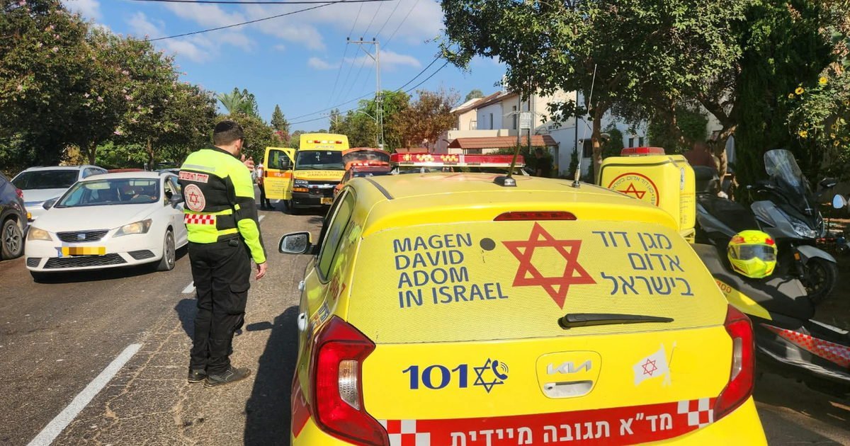 أُصيب عاملٌ يبلغ نحو ثلاثين عاماً بجروحٍ خطيرة يوم الأحد في حادث عملٍ وقع في منطقة الجليل الأسفل، وفق ما أوردت