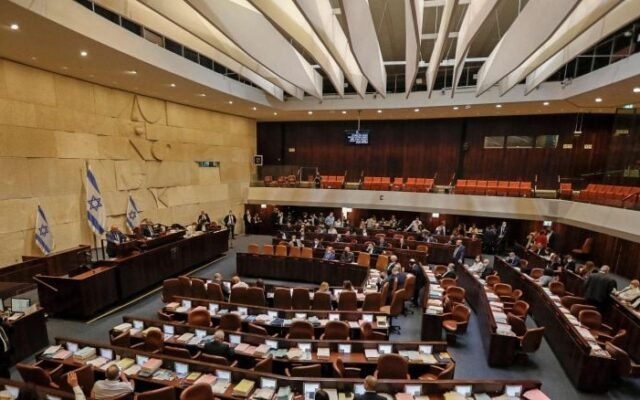 استطلاع «القناة 13»: المشتركة تسعة مقاعد والموحدة خمسة… ورفع نسبة التصويت قد يبلغ بالتمثيل العربي سبعة عشر