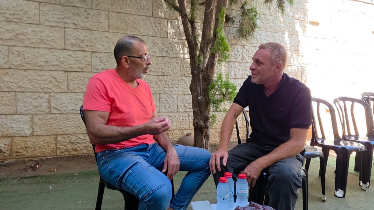 عبد شقرا يقول إنّ ابنه ابنٌ لأهالي المدينة جميعاً، وأبو حسين سموني يدعو الأهالي إلى متابعة أبنائهم قبل فوات ال