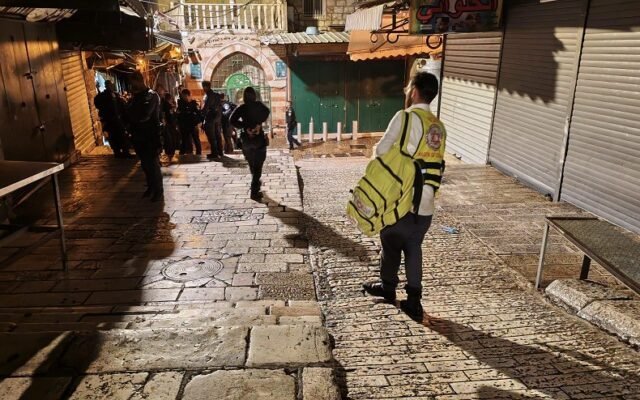 باب العمود: الشرطة تتحدّث عن اشتباهٍ بمحاولة طعن، ومصادر مقدسية تسمّي القتيل إبراهيم الهندي (33 عاماً)