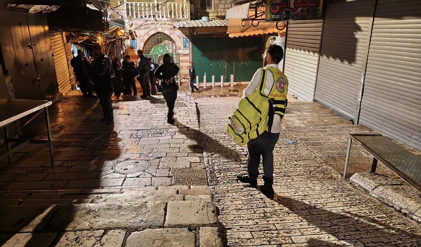 روايةٌ إسرائيلية تقول إنّ أفراد الشرطة أطلقوا النار على شابّ اشتبهوا بأنّه حاول طعن أحدهم ففارق الحياة في المك