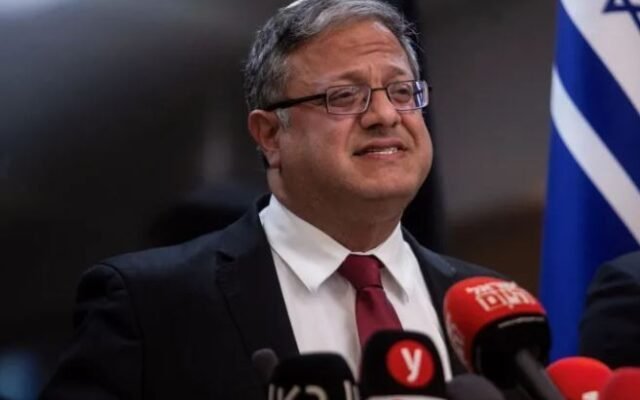 المفتّش العام للشرطة يحذّر نتنياهو وبن غفير كتابةً من أثر تأخير مئات ملايين الشواكل على الأداء العملياتي في فترة الانتخابات، والوزير يردّ بأنّ الخلاف على التعيينات لا على المال ويتّهمه بالخضوع للمستشارة القضائية