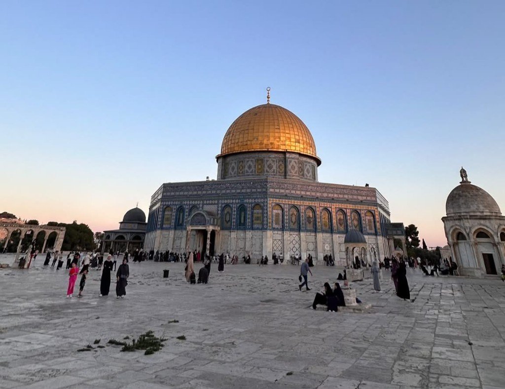 دعا أحمد أبو الهيجاء إلى الإقبال على الصلاة والرباط في المسجد الأقصى، مشيداً بأجواء الحضور فيه يوم الجمعة. وقا