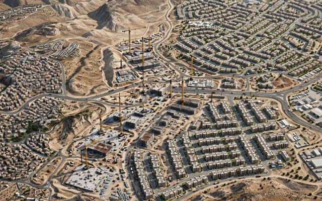 إسرائيل تطرح عطاءً لاستكمال بناء وحدات استيطانية في منطقة E1