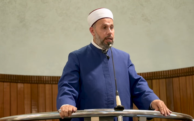 فتوى المجلس الإسلامي للإفتاء في صلاة الفريضة داخل السيارة: الأصل النزول والقيام واستقبال القبلة، والرخصة معلّقةٌ بالعجز — ومعها الإعادة عند القدرة