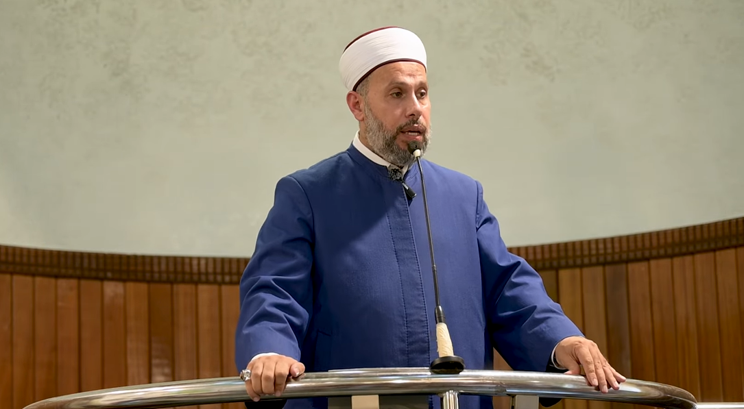 أصدر المجلس الإسلامي للإفتاء، بتوقيع رئيسه الأستاذ الدكتور مشهور فوّاز، جواباً في حكم أداء صلاة الفريضة داخل ا