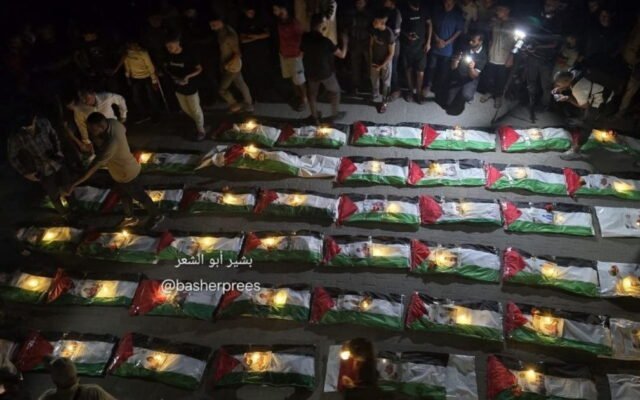 جهاز الدفاع المدني في غزة يعلن إخراج مئة جثمانٍ ورفاتٍ من ركام حيّ الزيتون وتشييعها في موكبٍ واحد