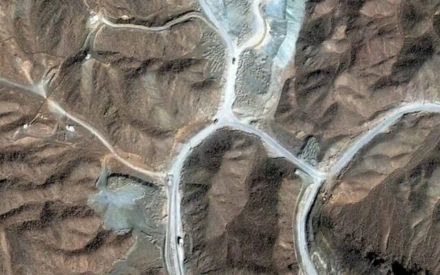 مديرُ الوكالة الدولية للطاقة الذرية لـ«بلومبرغ»: صورُ الأقمار الاصطناعية تدلّ على نشاطٍ داخل «جبل الفأس» قرب مجمّع نطنز، وهو موقعُ تخصيبٍ رئيس على نحو مئةٍ وأربعين ميلاً جنوبيّ طهران
