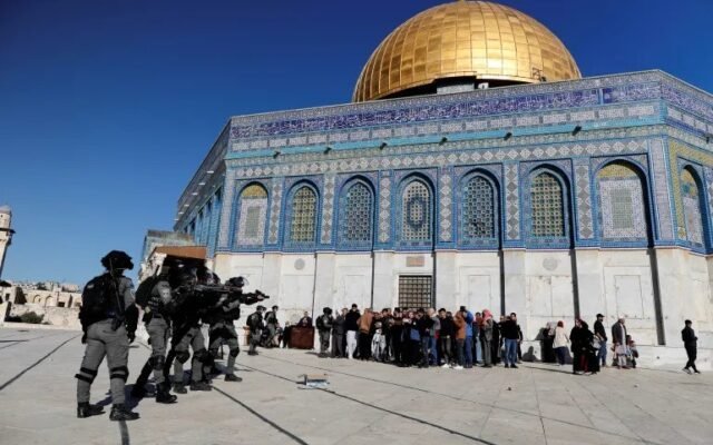 حافلاتٌ من باقة الغربية وطمرة إلى الأقصى… وألفٌ وأربعة وستّون مستوطناً اقتحموا باحاته في أسبوع