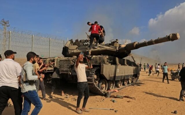 تحقيقٌ في «هآرتس» عنوانه «مخطوفون: 843 يوماً من الجهل»: مكالمةٌ من محمد بن زايد إلى نتنياهو قاربت ثلاثة أرباع الساعة قبل أسابيع من السابع من تشرين الأول
