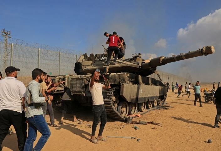 يقول تحقيقٌ نشرته صحيفة «هآرتس» تحت عنوان «مخطوفون: 843 يوماً من الجهل» إنّ رئيس الحكومة الإسرائيلية بنيامين ن