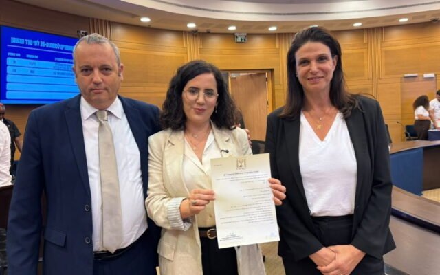 «الديمقراطيون» يودعون قائمتهم للكنيست السادسة والعشرين ويقولون إنّ مئة ألف عضوٍ هم من اختارها لا لجنةُ ترتيب