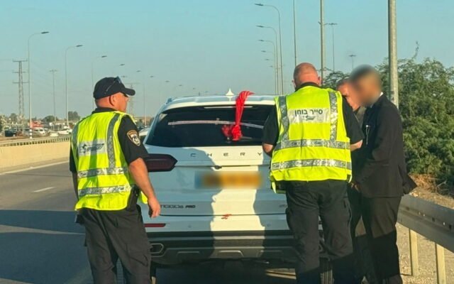 حورة: مشاركون في موكب زفافٍ يقولون إنّ قوّة شرطة احتجزته أكثر من نصف ساعة عند مدخل البلدة بذريعة شريط زينة
