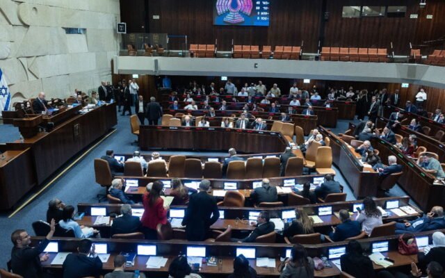 استطلاع: الليكود يتراجع وأيزنكوت يتقدم على نتنياهو