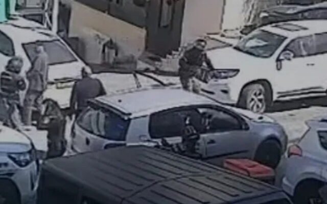 إحالة شرطي أم الفحم للحبس المنزلي وإبعاده عن العمل