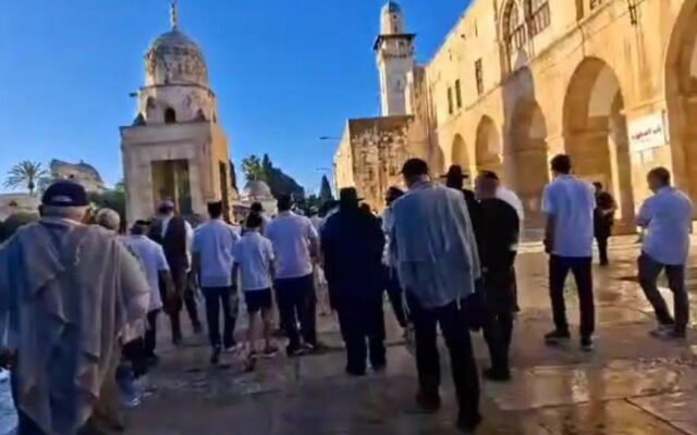 نتنياهو يشارك في طقوس قرب الأقصى ومستوطنون يقتحمونه