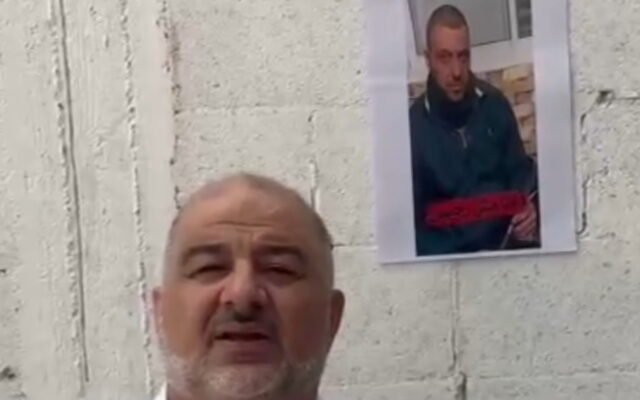 عباس يطالب بمحاكمة شرطي قتل شاباً عربياً