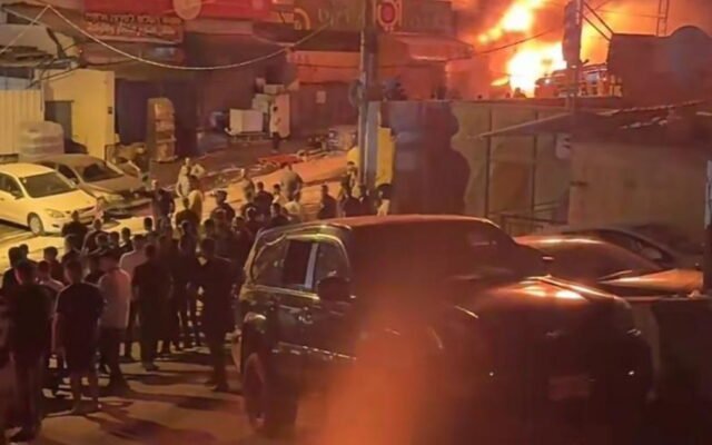 حريق يتلف محال تجارية في صور باهر بسبب قنابل الغاز