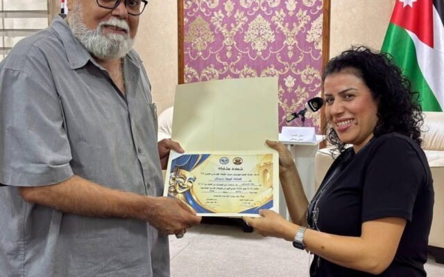 مسرح أم الفحم يحصد جائزة أفضل ممثلة في مهرجان الزرقاء