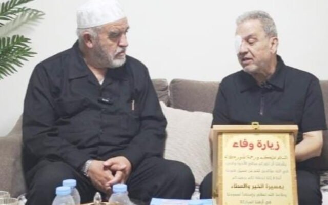 وفد برئاسة الشيخ رائد صلاح يكرم الصحفي أحمد حازم في الناصرة