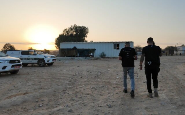 الشرطة تداهم مجمعات في بير هداج وتحتجز مشتبهين بتعدد الزوجات