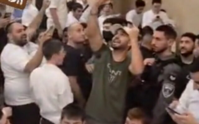 فوضى واعتقال مشتبه به بعد محاولة اعتداء على بينيت في بني براك