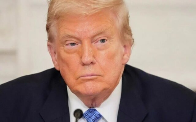 ترمب يرفض مقترح طهران لفتح هرمز وإيران تحذر من رد أوسع