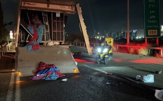 إصابة رجل بجروح خطيرة بحادث شاحنتين في حيفا
