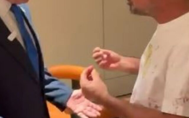 نتنياهو يلتقي راكباً أحبط محاولة اختطاف طائرة إماراتية