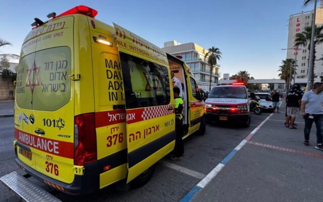 طبريا: شابٌّ في الثلاثين بجراحٍ خطيرة وحالةٍ غير مستقرّة بعد إطلاق نارٍ في شارع «غدود باراك»، وإنعاشٌ في الموقع أعاد النبض قبل نقله إلى «بوريا»