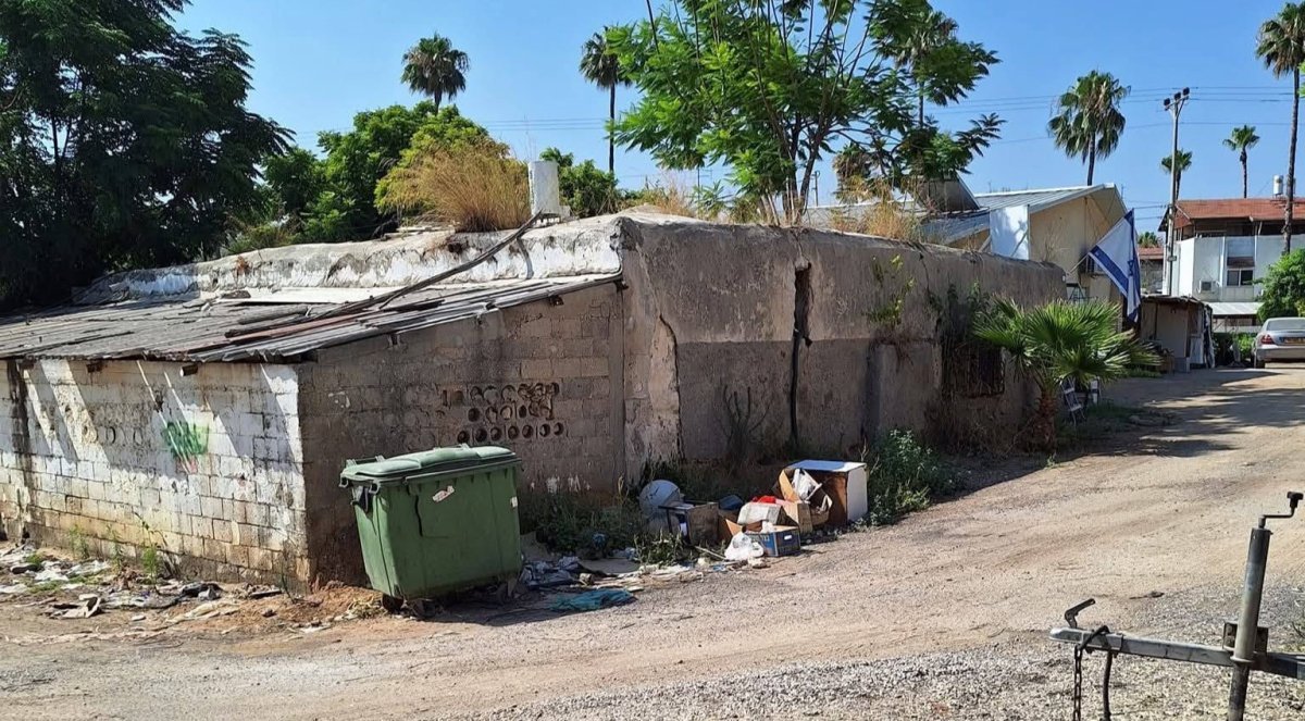 تداولت في الأيّام الأخيرة لقطاتٌ مصوَّرة من داخل مسجدٍ في قرية بيت دجن المهجَّرة، إحدى قرى قضاء يافا، يُعرف با