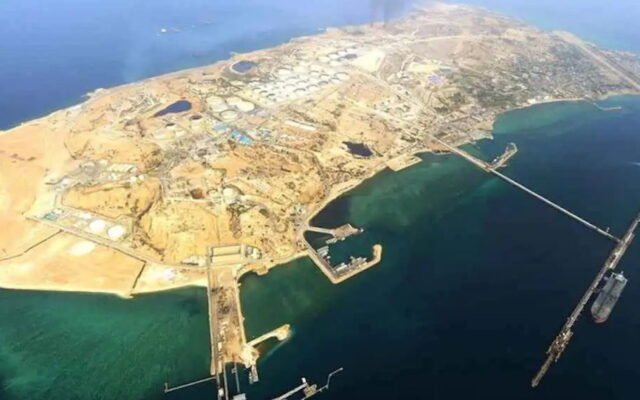 جزيرة خرج: ثلاث وكالات إيرانية وثلاث روايات عن انفجارٍ قرب الميناء النفطي الرئيسي