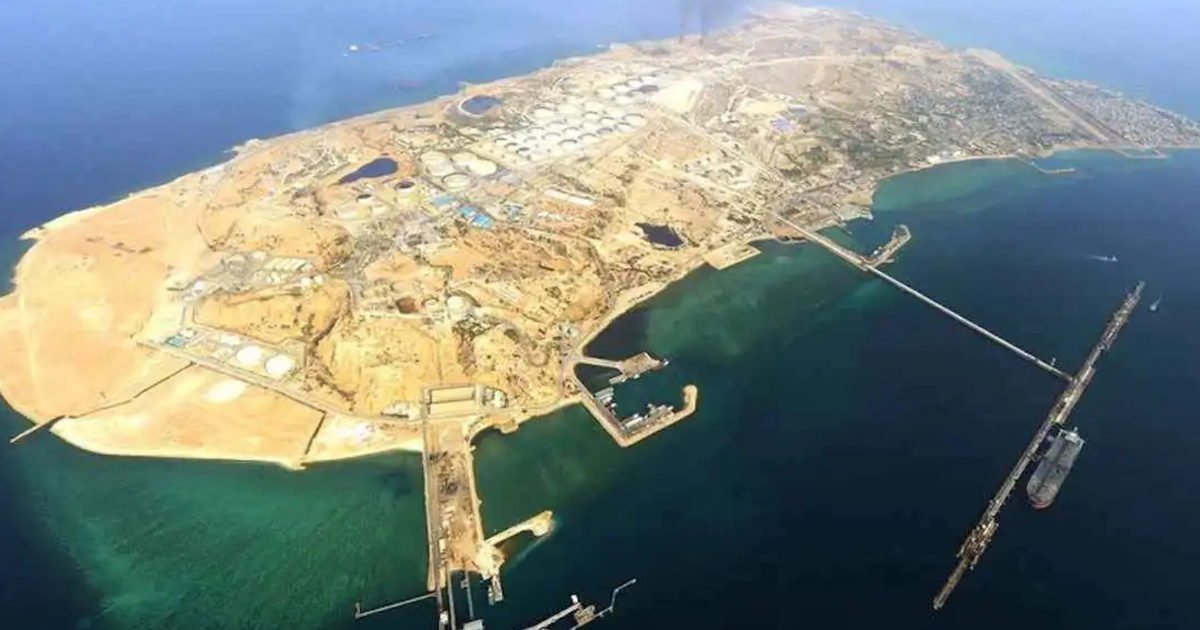 وكالة «فارس» تقول إنّ دويّ انفجارات سُمع قرب الجزيرة وإنّ مصدره غير معروف وإنّه لم يُرصد دخان، بينما تتحدّث «ش