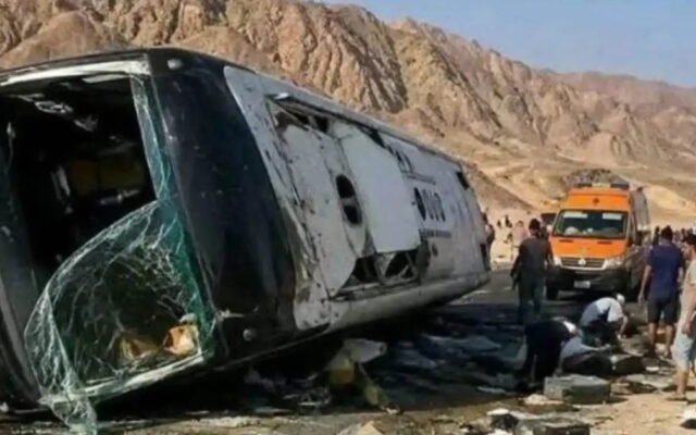 جنوب سيناء: حصيلة انقلاب الحافلة ترتفع إلى واحدٍ وعشرين قتيلاً بينهم عشرة أردنيين