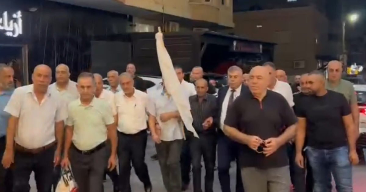 في قاعة «مسجد النور» بكفر مندا اجتمع أبناء عائلتَي زيدان وضراغمة وأعضاء جاهة الصلح وعددٌ من وجوه البلدة، لعقد