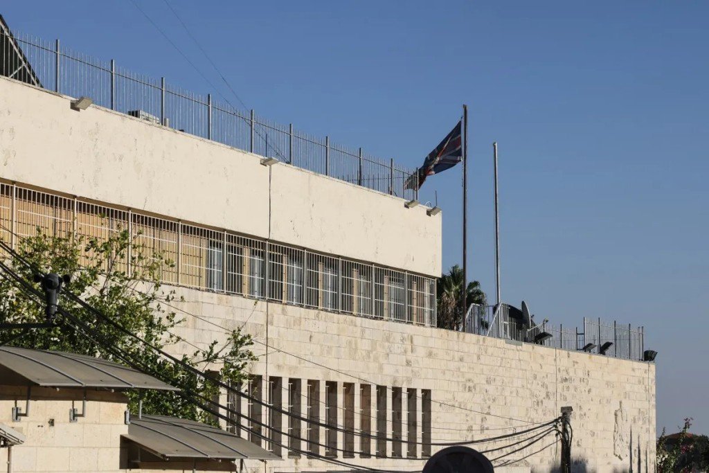 يقرأ مقالٌ نُشر في باب «مقالات» بموقع «الجرمق» الردَّ الإسرائيلي على العقوبات البريطانية المتعلّقة بالمستوطنات